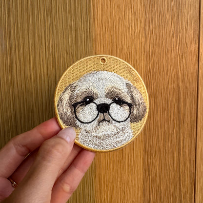 雙面刺繡吊飾 - 戴眼鏡的西施犬