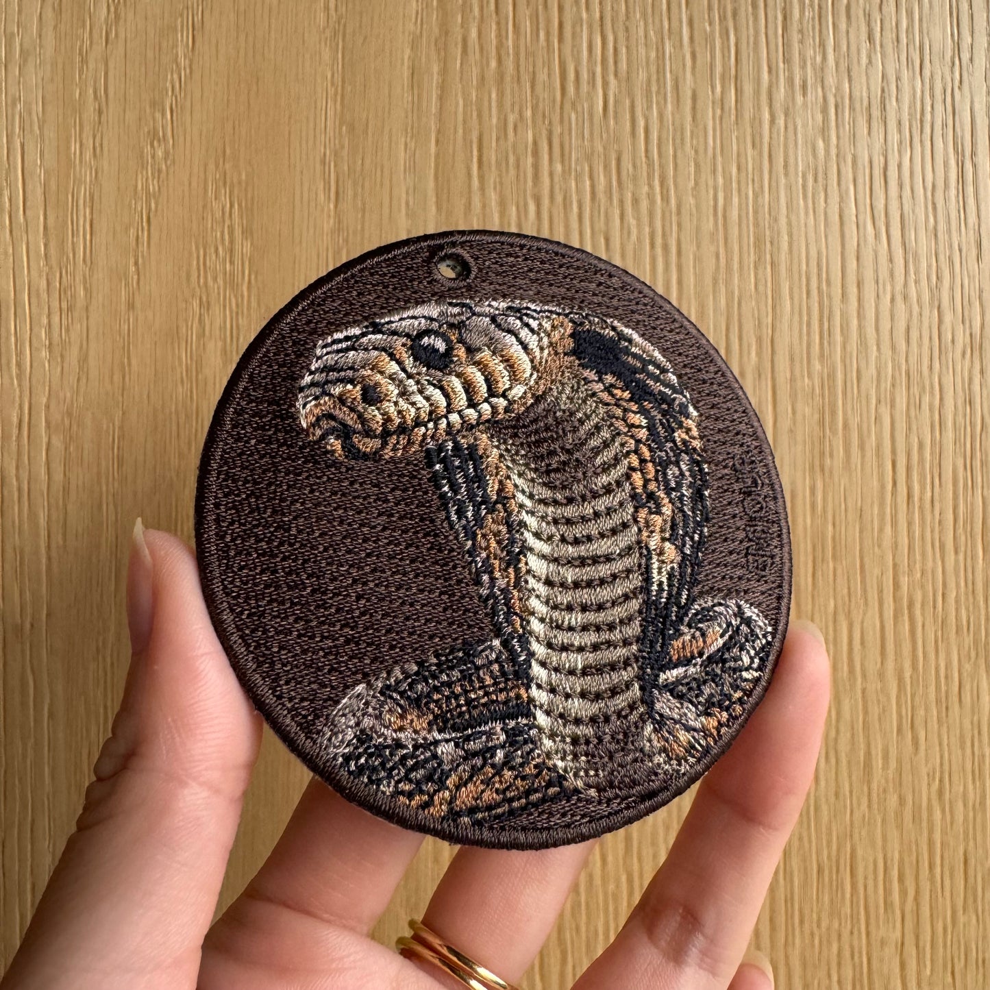 雙面刺繡吊飾 - 眼鏡蛇