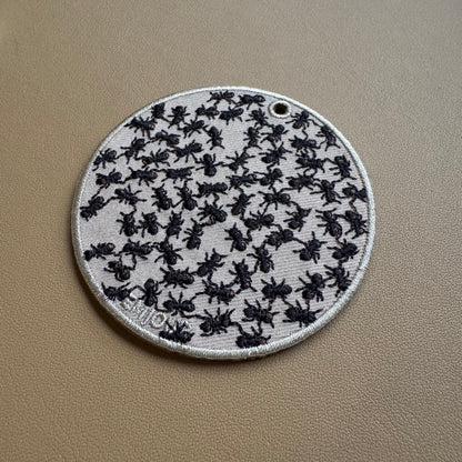 雙面刺繡吊飾 - 螞蟻觀察家