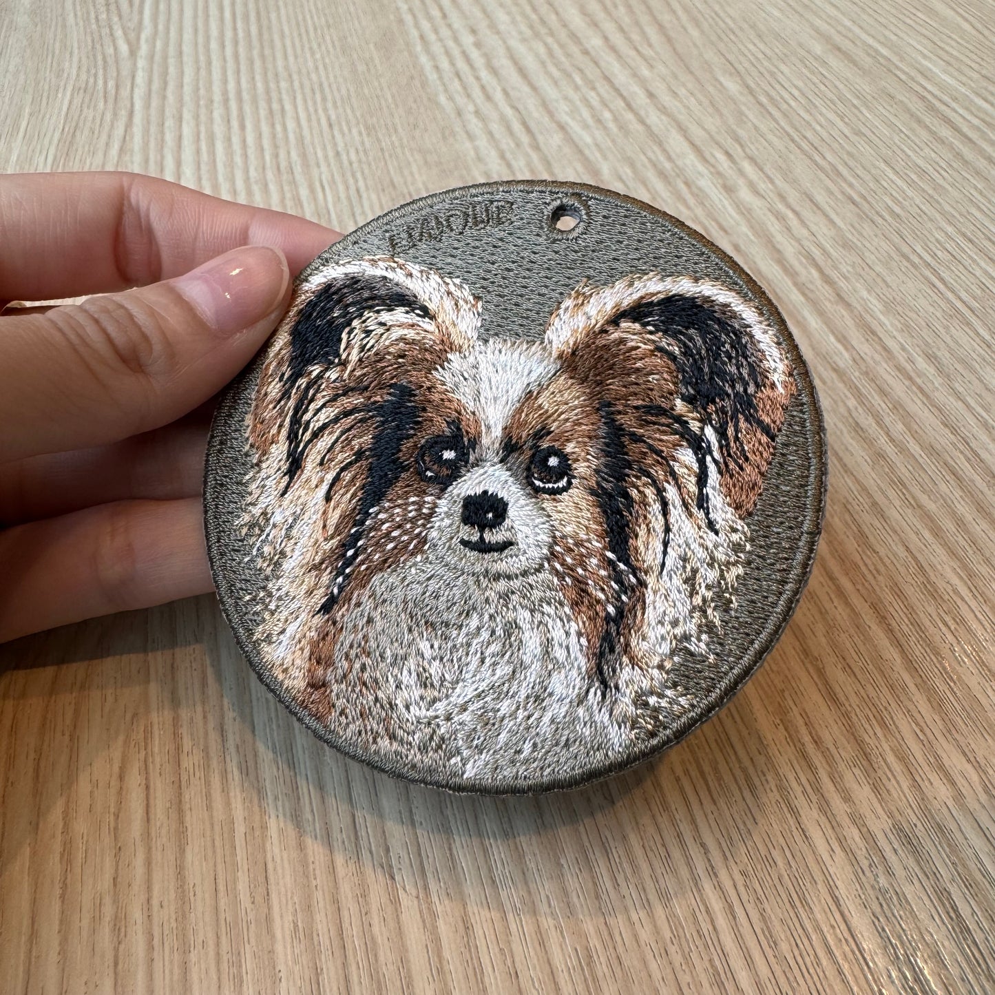 雙面刺繡吊飾 - 蝴蝶犬