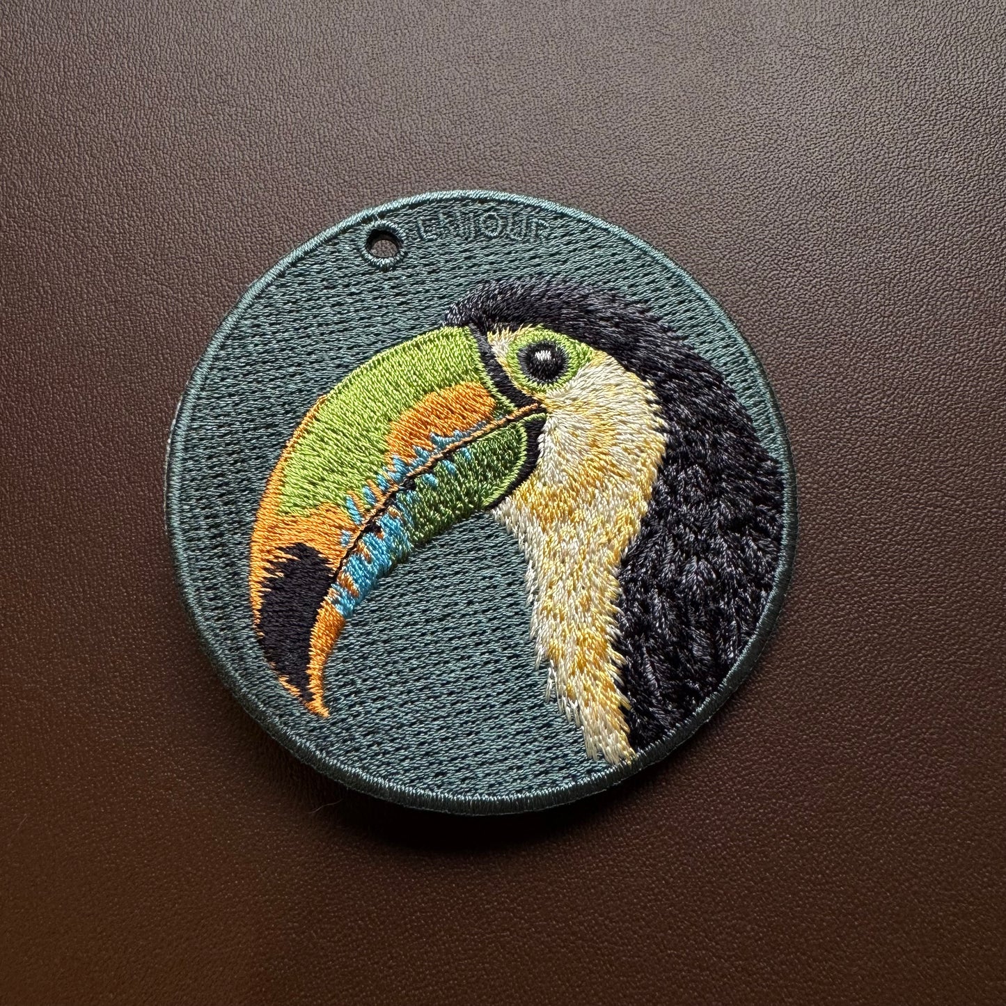 雙面刺繡吊飾 - 大嘴鳥