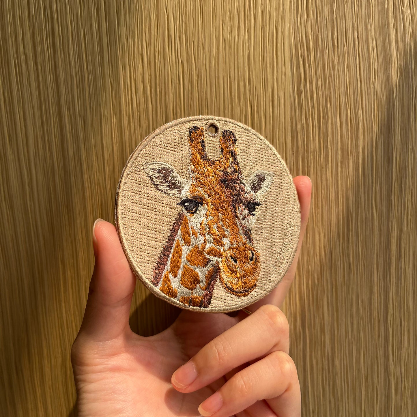 雙面刺繡吊飾 - 長頸鹿