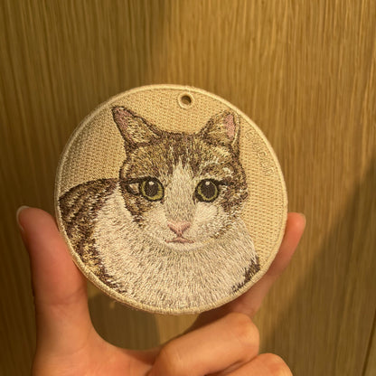Double-sided embroidery pendant-white tabby cat