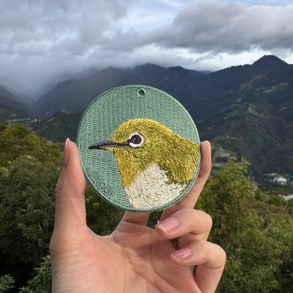 雙面刺繡吊飾 - 綠繡眼