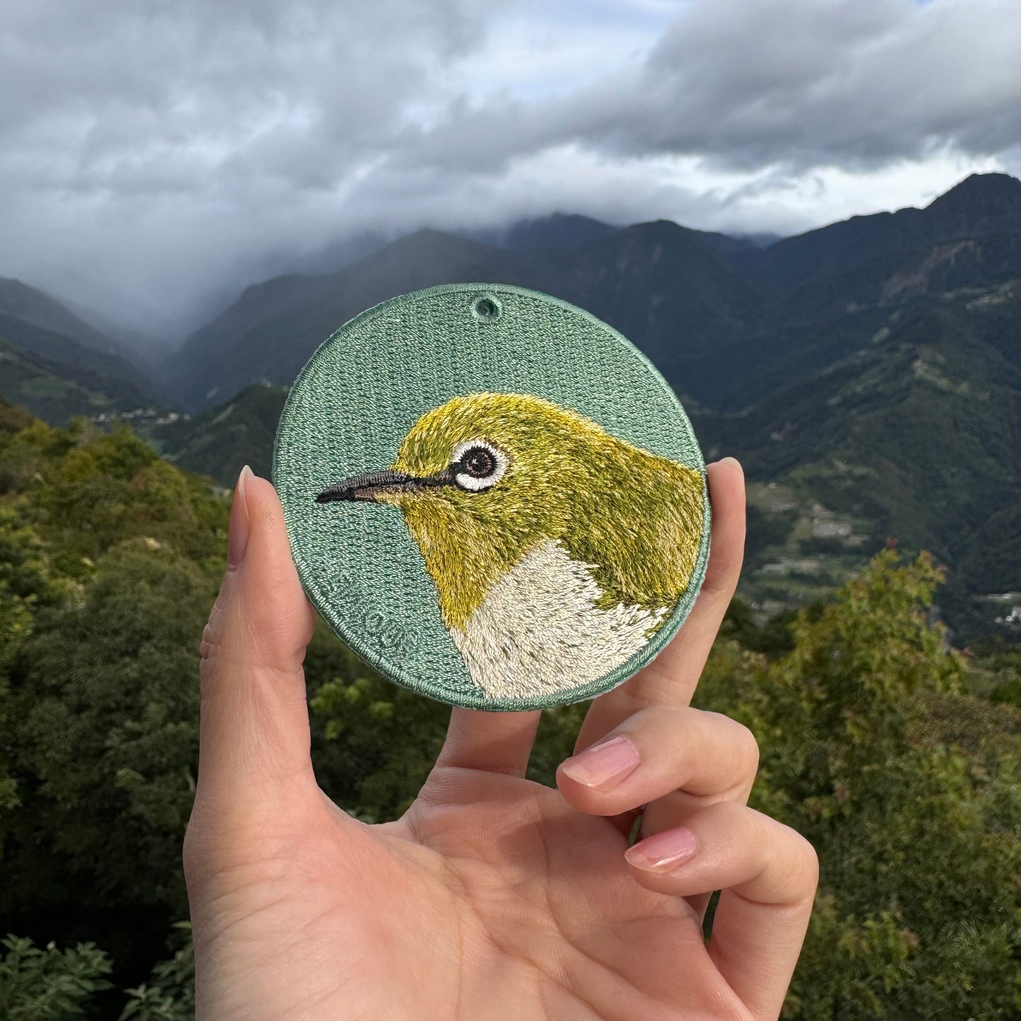 雙面刺繡吊飾 - 綠繡眼